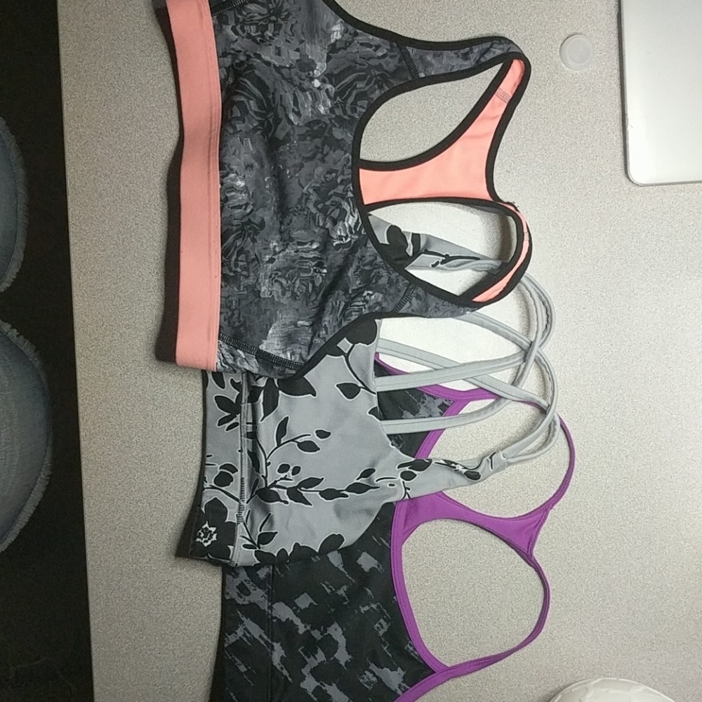 4 Sport bras smal size kind used, free smoke house